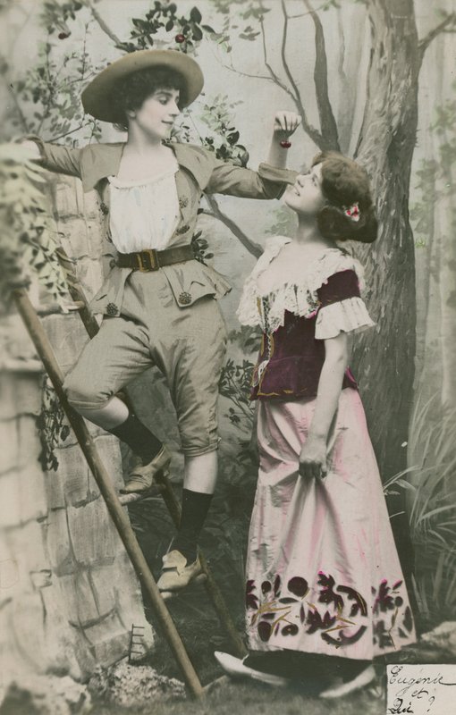 Pohlednice zobrazující dvě dívky oblečené v kostýmu s třešněmi, odeslaná v roce 1913 (ručně kolorovaná fotografie) od French Photographer