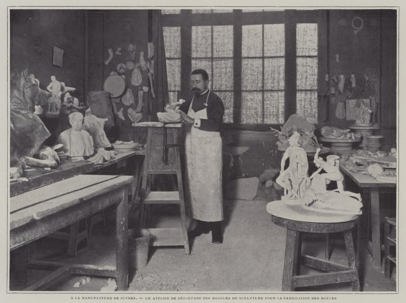 Příprava forem v dílně v porcelánce Sevres, Francie (černobílá fotografie) od French Photographer