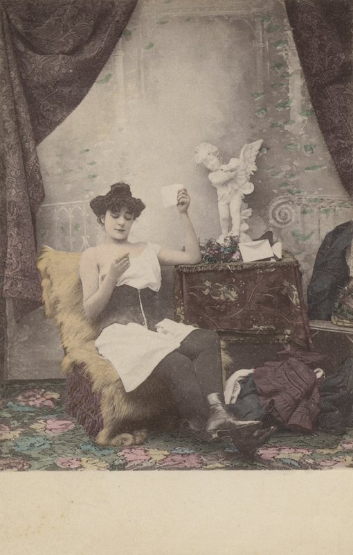 Hezká napůl oblečená dívka, čtení dopisu od French Photographer