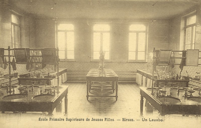 Záchod základní školy, Hirson (č/b foto) od French Photographer