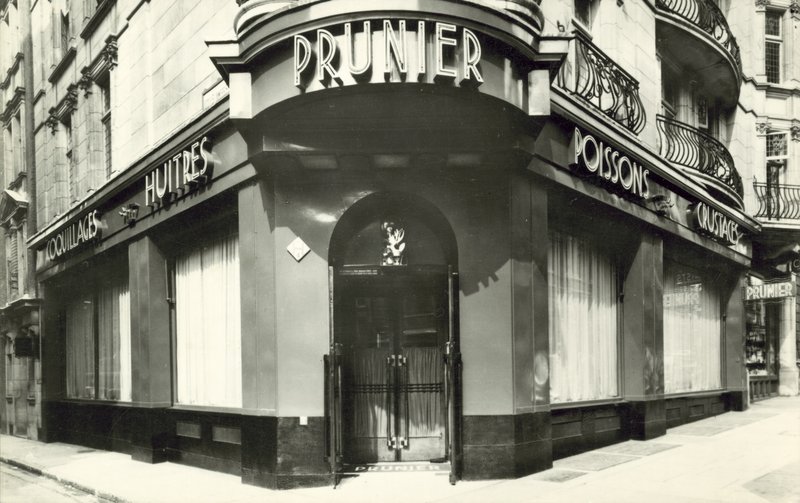 Restaurace Prunier (černobílá fotografie) od French Photographer