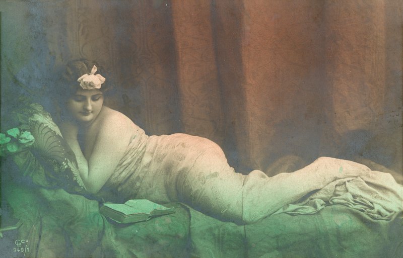 Ležící dívka, čtení od French Photographer
