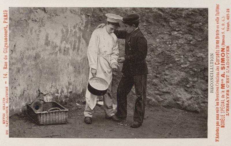 Usmíření mezi dvěma chlapci pracujícími v hotelu nebo restauraci od French Photographer