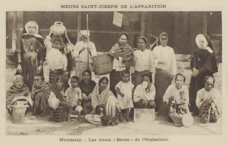 Obyvatelé sirotčince provozovaného sestrami St Joseph, Mandalay, Barma (černobílá fotografie) od French Photographer