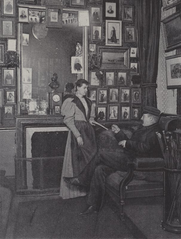 Místnost v Palais Garnier v Paříži plná portrétů účinkujících (černobílá fotografie) od French Photographer