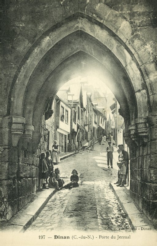 Jesus Street, Dinan (černobílá fotografie) od French Photographer