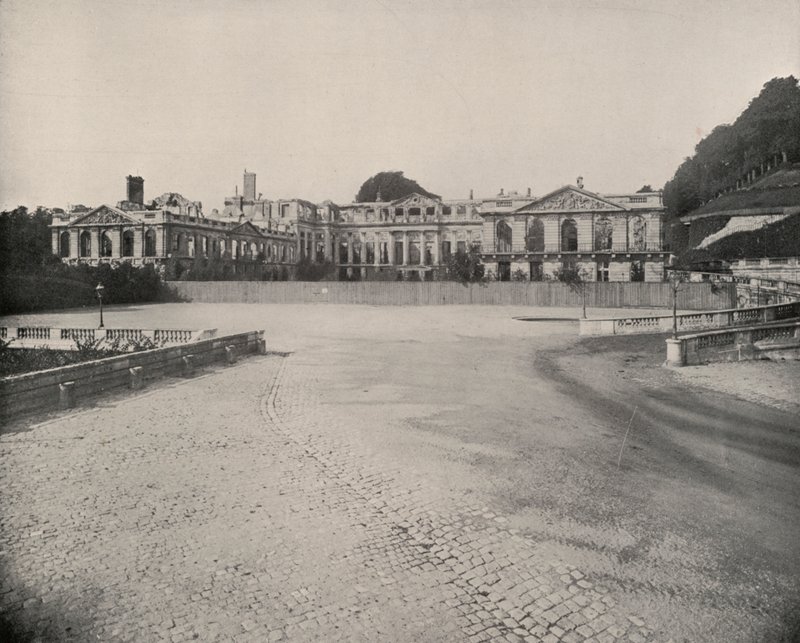 Ruiny paláce St Cloud (černobílá fotografie) od French Photographer