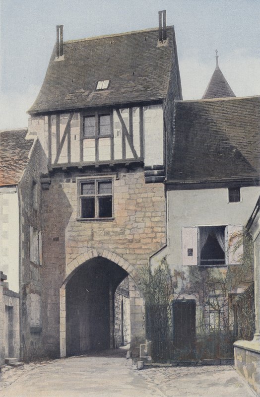 Saint-Epain, feudální brána, strana města od French Photographer