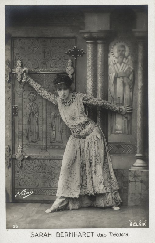 Sarah Bernhardt u císařovny Theodory od French Photographer