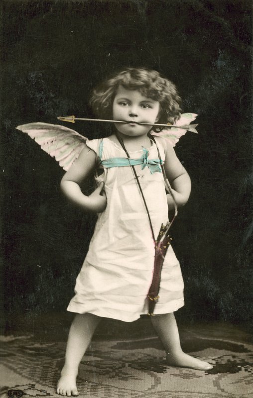 Malý chlapec, oblečený jako Cupid, se šípem v ústech od French Photographer