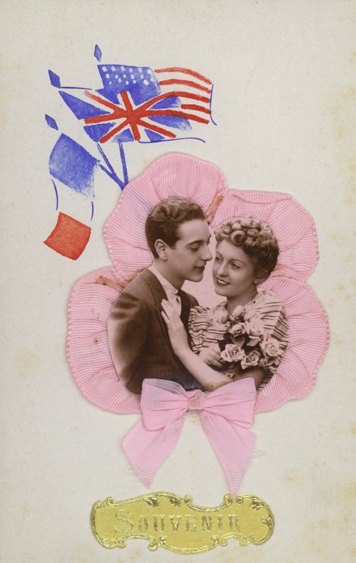 Suvenýr karta, zobrazující francouzské, anglické a americké vlajky od French Photographer