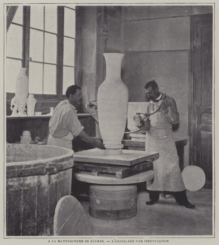 Sprejové smaltování vázy v porcelánce Sevres, Francie (černobílá fotografie) od French Photographer