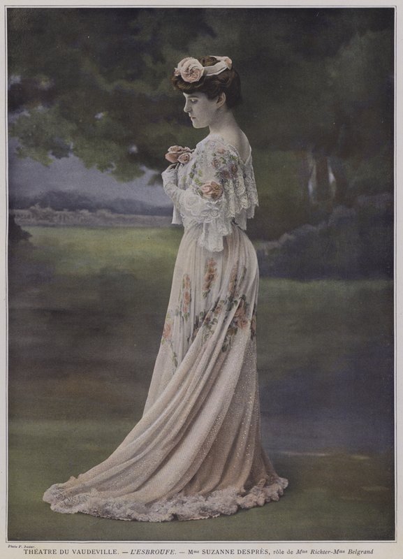 Suzanne Despres jako mademoiselle Richter v LEsbroufe (barevné foto) od French Photographer