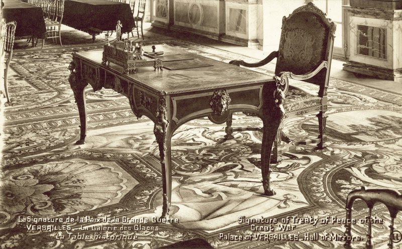 Stůl v zrcadlovém sále ve Versailleském paláci, na kterém byla podepsána Versailleská smlouva (černobílá fotografie) od French Photographer