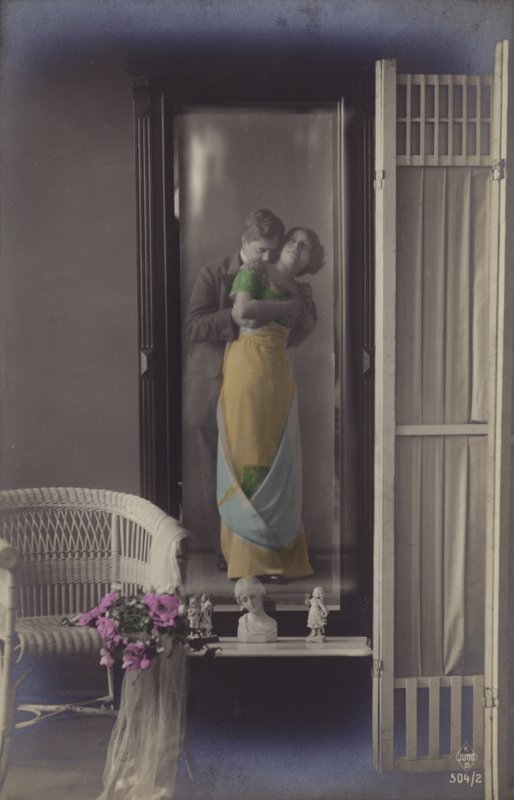 Odraz líbajícího se mladého páru v zrcadle (tónovaná fotografie) od French Photographer