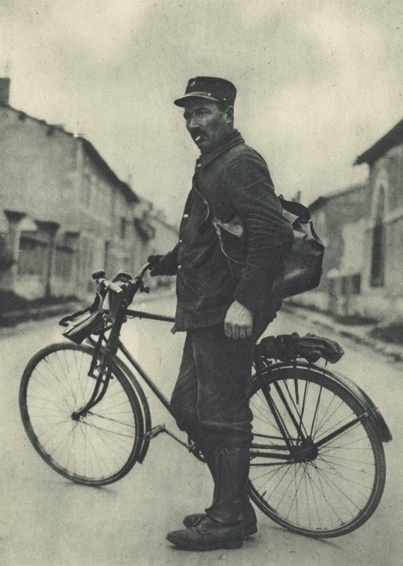 Tento francouzský pošťák považuje své kolo za velmi užitečné od French Photographer