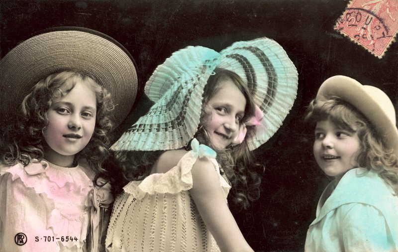 Tři mladé dívky v kloboucích, s úsměvem od French Photographer