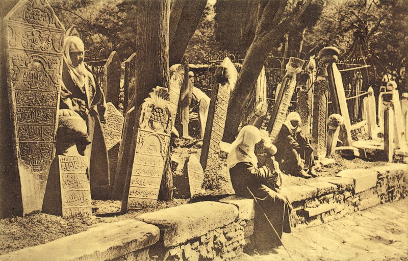 Turecký hřbitov, Istanbul (černobílá fotografie) od French Photographer