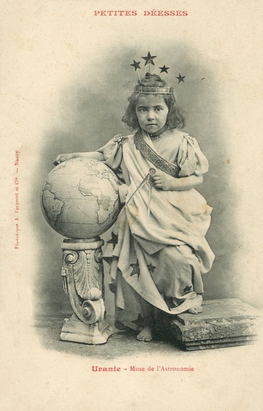 Uranie, múza astronomie (černobílá fotografie) od French Photographer