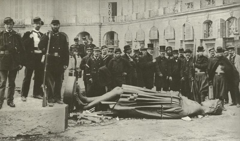 Vendome Column poté, co byl stržen 16. května 1871 (černobílá fotografie) od French Photographer