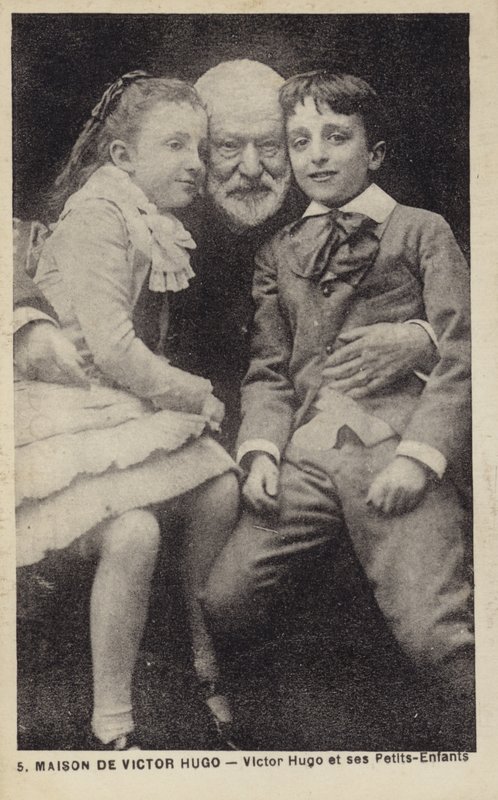 Victor Hugo (1802-1885), francouzský básník, prozaik a dramatik, se svými vnoučaty od French Photographer