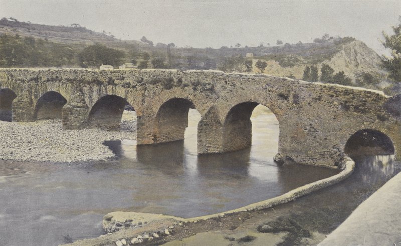 Viviers, románský most, na Escoutay, pohled proti proudu od French Photographer