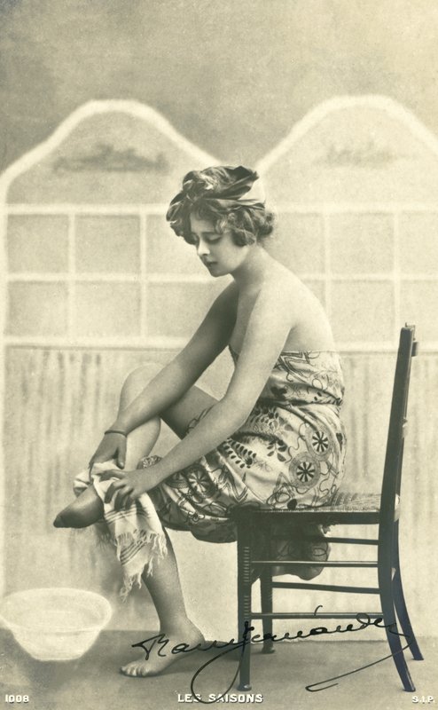 Žena v osušce (černobílá fotografie) od French Photographer