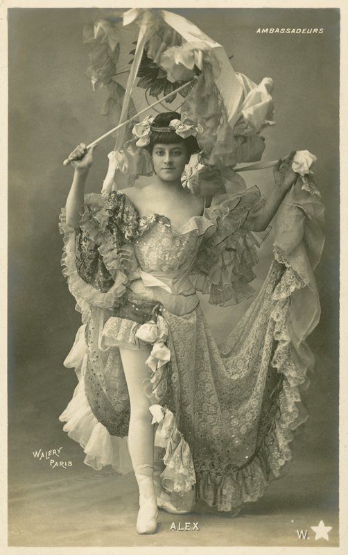 Žena v komplikovaném kostýmu od French Photographer