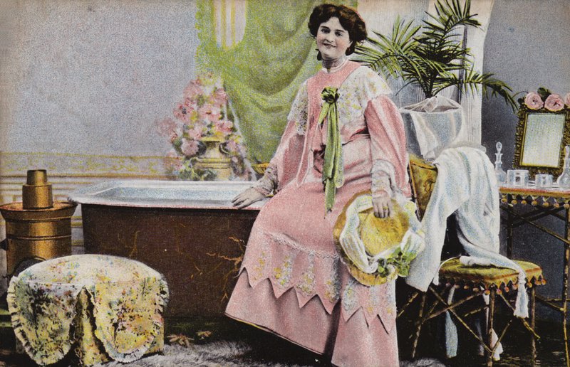 Žena sedí na okraji vany od French Photographer
