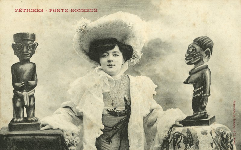Žena s africkými soškami (černobílá fotografie) od French Photographer