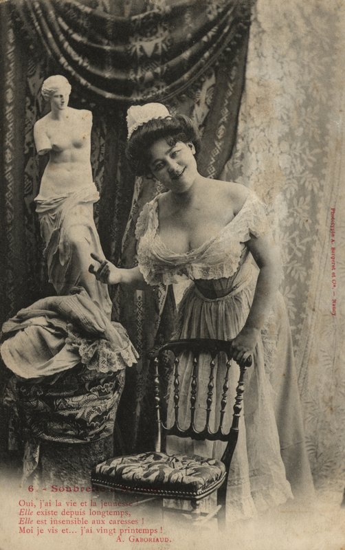 Žena se sochou Venuše De Milo od French Photographer