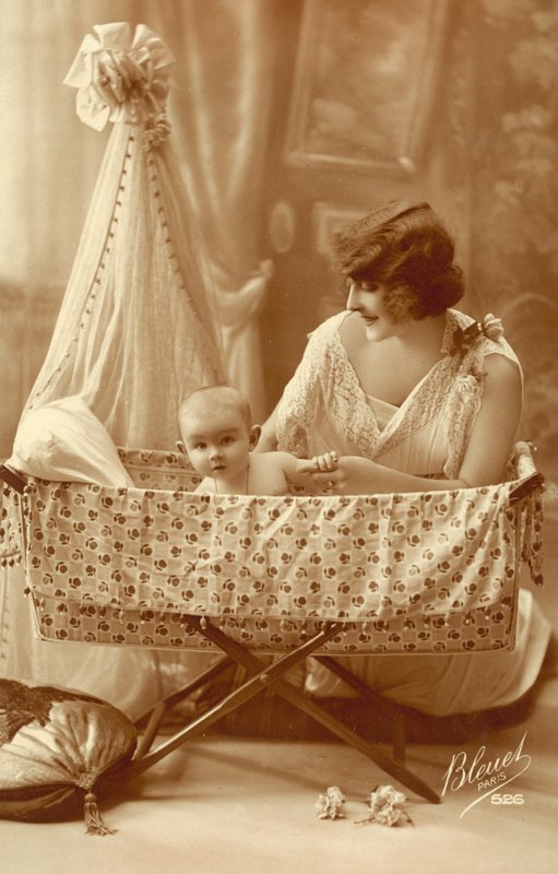 Žena s dítětem v kolébce od French Photographer