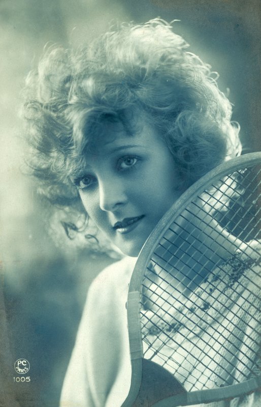 Žena s tenisovou raketou (černobílá fotografie) od French Photographer