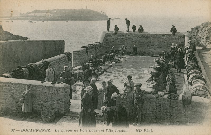 Ženy perou prádlo v přístavu v Louenu. Pohlednice odeslána v roce 1913. od French Photographer