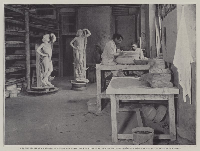 Dílna na výrobu nádob na porcelánové kusy, které se mají uložit během vypalování v porcelánce Sevres, Francie (černobílá fotografie) od French Photographer