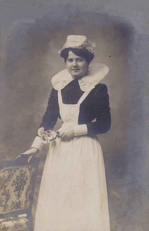 Mladá dívka, služka (?), drží malou kytici od French Photographer