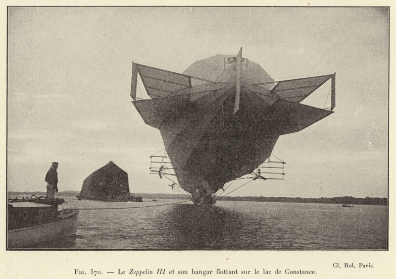 Zeppelin III a jeho plovoucí hangár na Bodamském jezeře (rytina) od French School