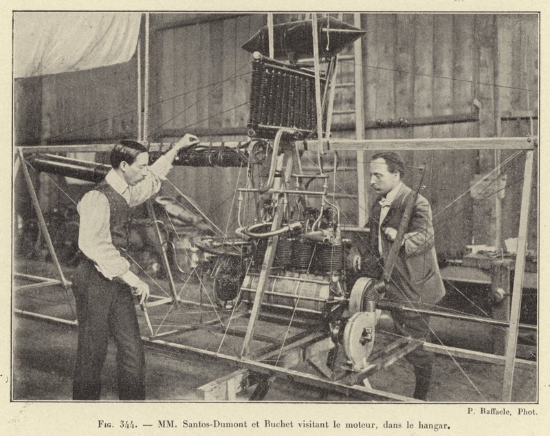 MM Santos-Dumont a Buchet na návštěvě motoru, v hangáru (rytina) od French School