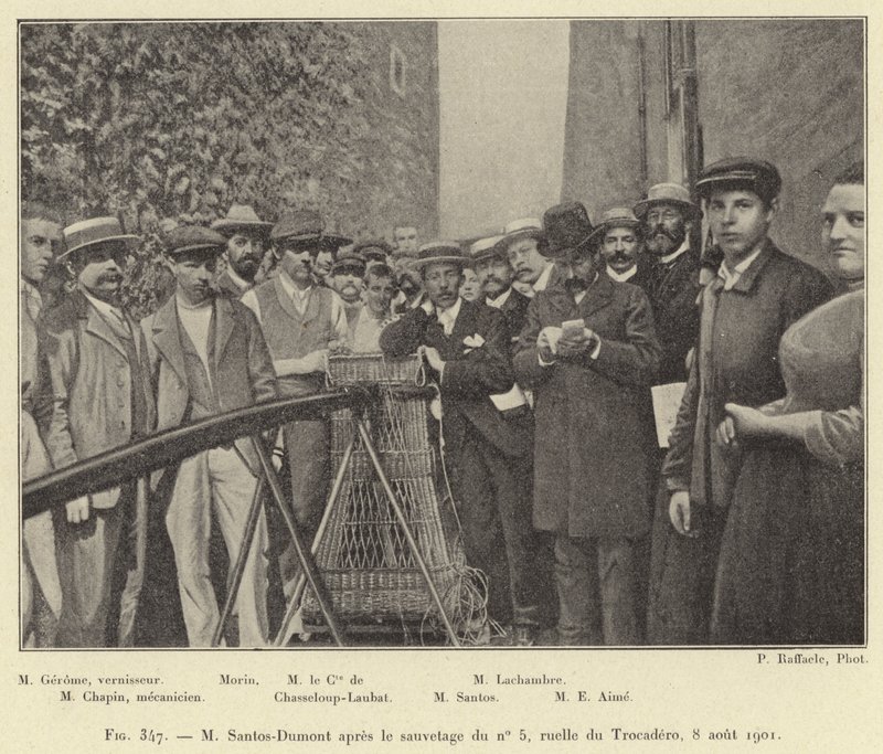 M Santos-Dumont po záchraně č. 5, Ruelle du Trocadero, 8. srpna 1901 (rytina) od French School