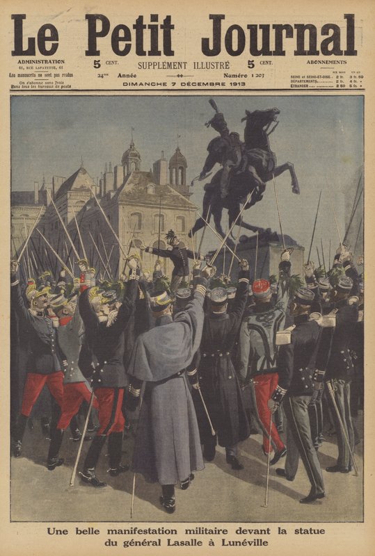 Vojenská demonstrace před sochou generála Lasalla v Luneville, Francie (barva litho) od French School
