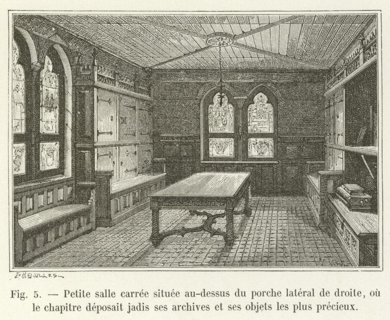 Malá čtvercová místnost umístěná nad verandou na pravé straně, kam kdysi kapitula ukládala své archivy a své nejvzácnější předměty od French School