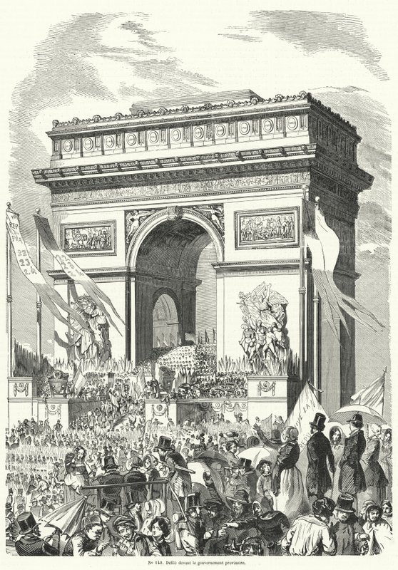 Průvod procházející před francouzskou prozatímní vládou u Arc de Triomphe v Paříži od French School