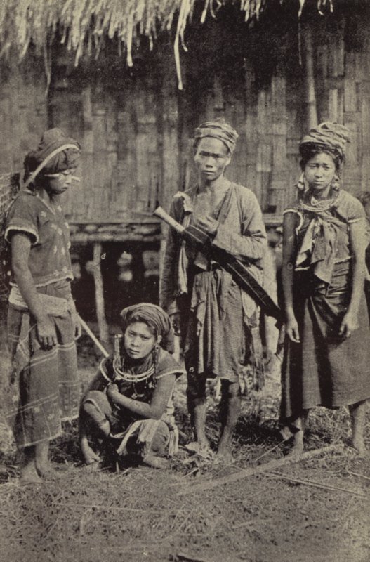 Barma: Kačjinský muž s charakteristickým dah a tři ženy (černobílá fotografie) od Georges Bertin Scott
