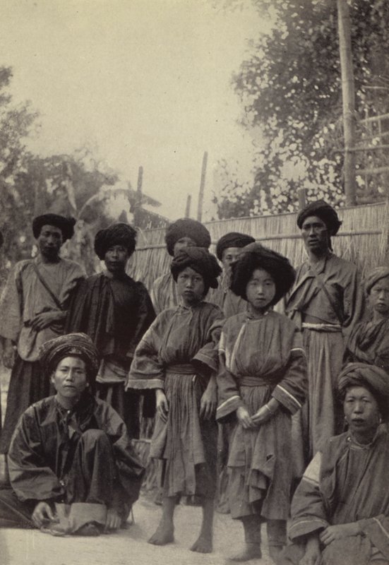 Barma: Skupina Lihsaw mužů a žen (č/b foto) od Georges Bertin Scott
