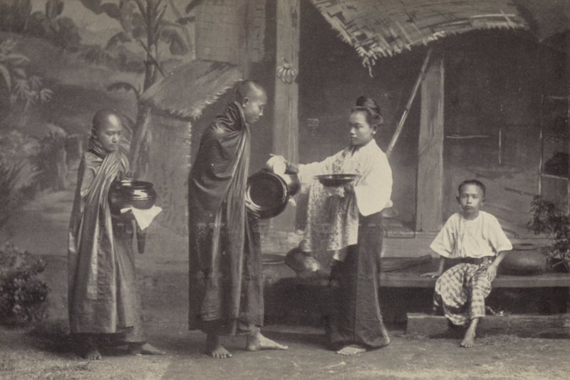 Barma: Pongyi se svou žebráckou mísou (č/b foto) od Georges Bertin Scott