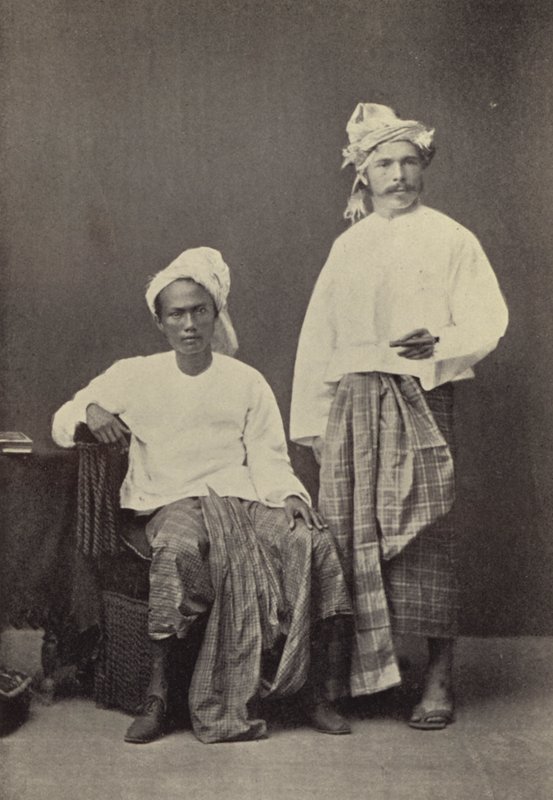 Barma: Autor v barmských šatech (1878) s fotbalovým soudruhem (čb foto) od Georges Bertin Scott
