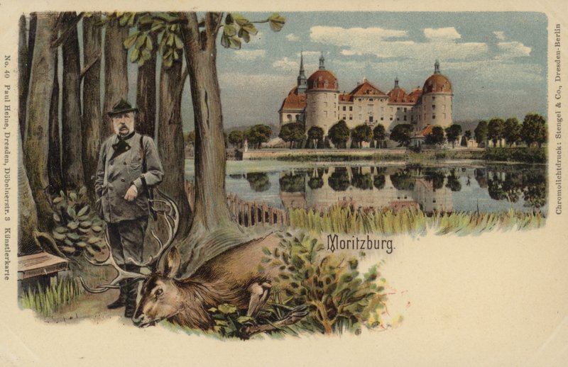 Pohlednice zobrazující muže se zastřeleným jelenem se zámkem Moritzburg v pozadí od German School