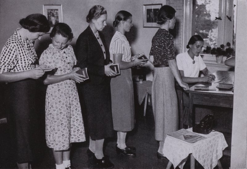 Mladé ženy ve Třetí říši: Wir Arbeitsmaiden, We The Labour Maiden (č/b foto) od Gustav von Estorff