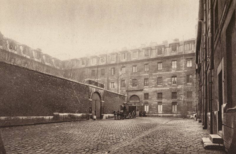 Paříž: Cour interieure de St-Lazare, la prison des femmes; vnitřní dvůr "St-Lazare", ženská věznice (čb fotografie) od Henri Manuel