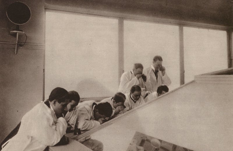 Paříž: Operace v moderní nemocnici při pohledu shora (čb fotografie) od Henri Manuel